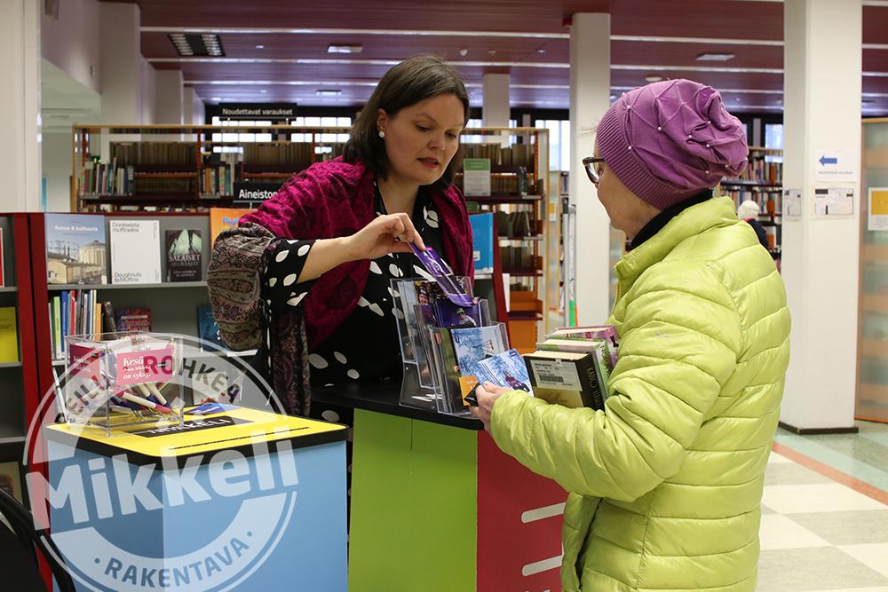 Kuva: Viestintäpäällikkö Heidi Hänninen kirjastossa vuoden 2019 kaupungin synttäreillä.